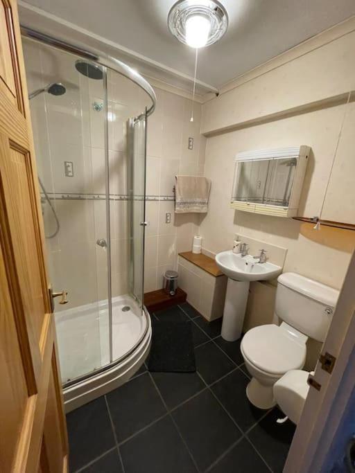 West End Hidden Gem - Modern 2-Bedroom Apartment With Residents Patio Glasgow Exteriér fotografie